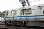 従来車で車体中央にあった「Odakyu」マークは戸袋に