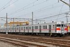 3000系アルミ車はシルバーの車体に赤のラインが