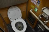 タイ国鉄では珍しい真空式のトイレもそのままだ（筆者撮影）