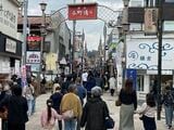 平日にもかかわらず鎌倉はかなり混雑している。写真は10月24日の鎌倉小町通り（筆者撮影）