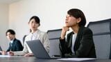 どの職場にも必ず1人は「嫌な人」がいるもの。そんな「職場の嫌な人」の、7つのタイプの特徴を紹介します（写真：Graphs／PIXTA）