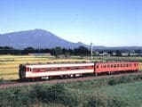 田沢湖線を走るキハ58形とキハ48形の普通列車（撮影：南正時）