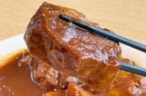 一口では食べられない、大きくカットしたブロック肉をじっくり煮込んだビーフシチュー（筆者撮影）