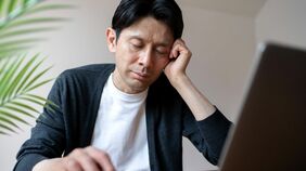 そりゃ夜更かしできないわけだわ…年を取ると"朝型"に変わる｢体内時計｣の年齢変化と男性に"夜型"が多い生物学的理由