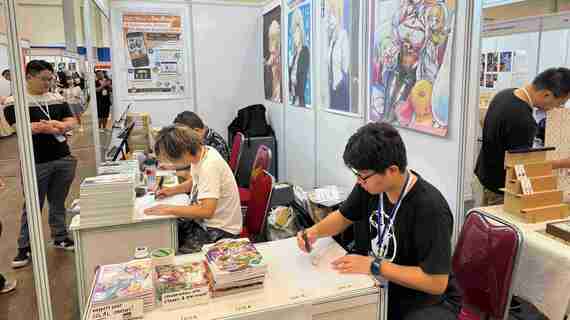 インドネシアのコミケで準備する日本人漫画家
