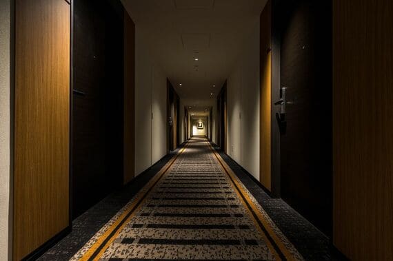 線路をイメージしたカーペットが敷かれている『JR東日本ホテルメッツ横浜桜木町』の廊下