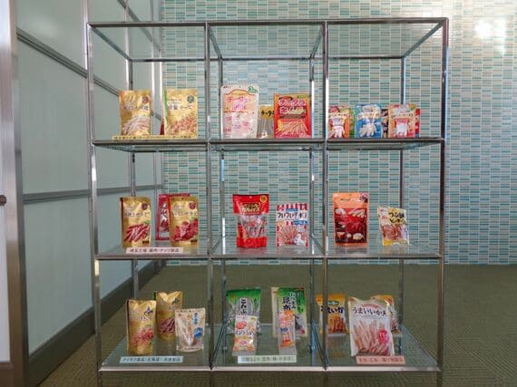 2025年12月時点で約600品の商品を販売している（写真：なとり提供）