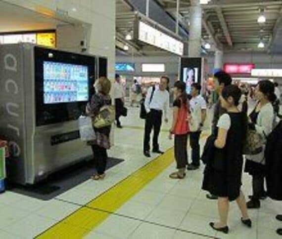 「駅ナカ」起点の飲料自販機革命、ＪＲ東日本グループの次世代機に熱視線