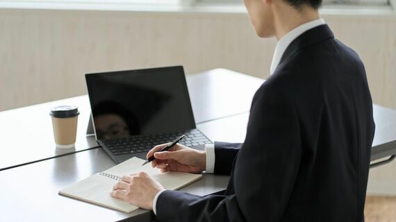 勉強するビジネスパーソン