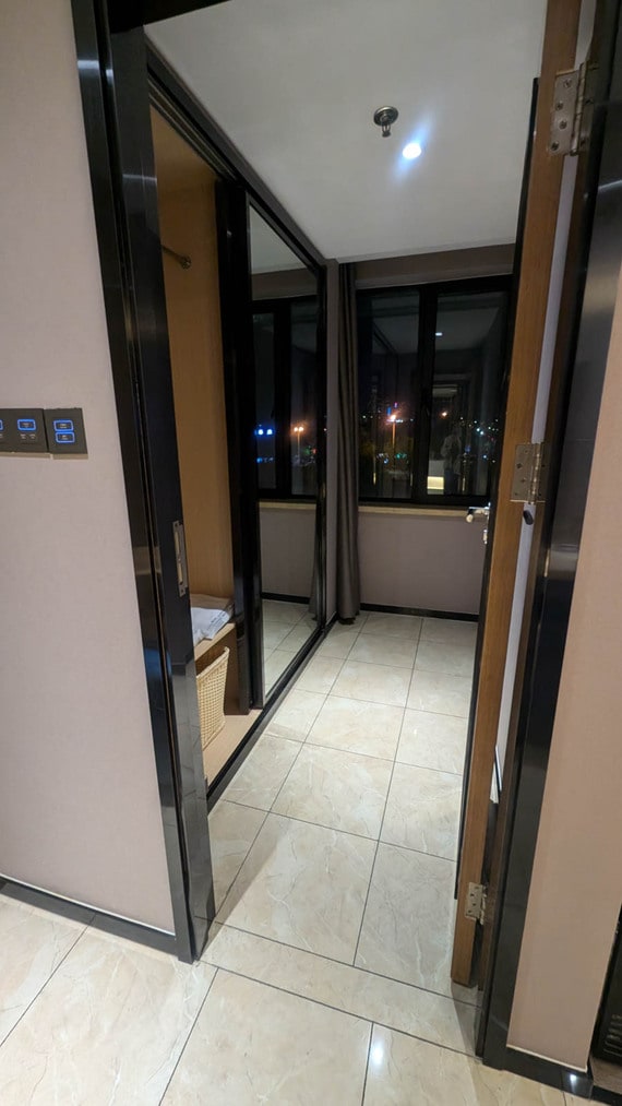 大きな鏡のある衣装コーナー