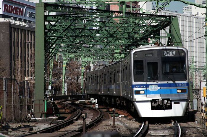 八ツ山橋を走る北総車両の羽田空港行き