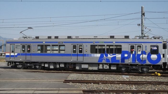 新島々寄りの車両20102号車。パンタグラフが2基