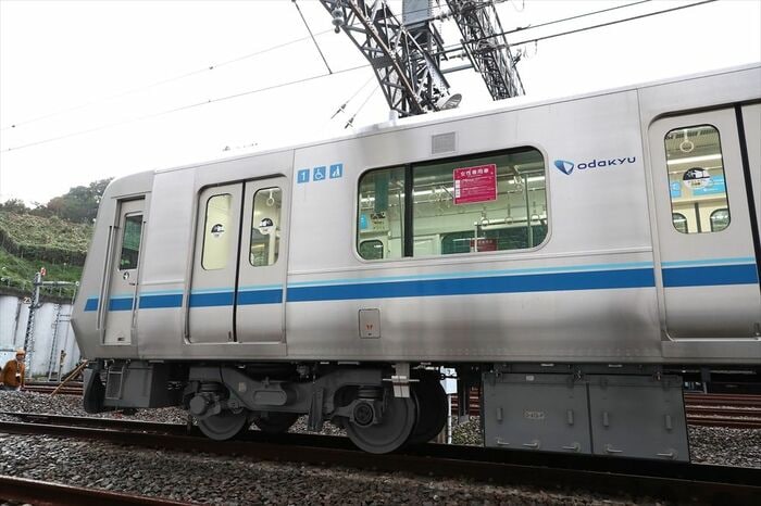 従来車で車体中央にあった「Odakyu」マークは戸袋に