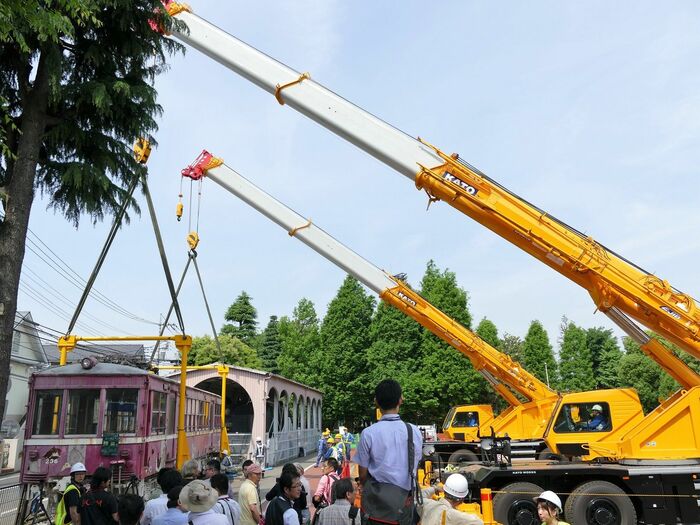 川口市の青木町公園からデハ230形を搬出する作業