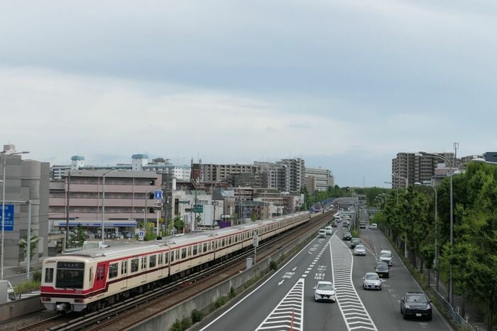 画面奥の大阪市中心部方面へ走る