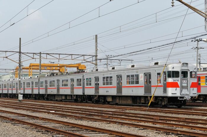 3000系アルミ車はシルバーの車体に赤のラインが