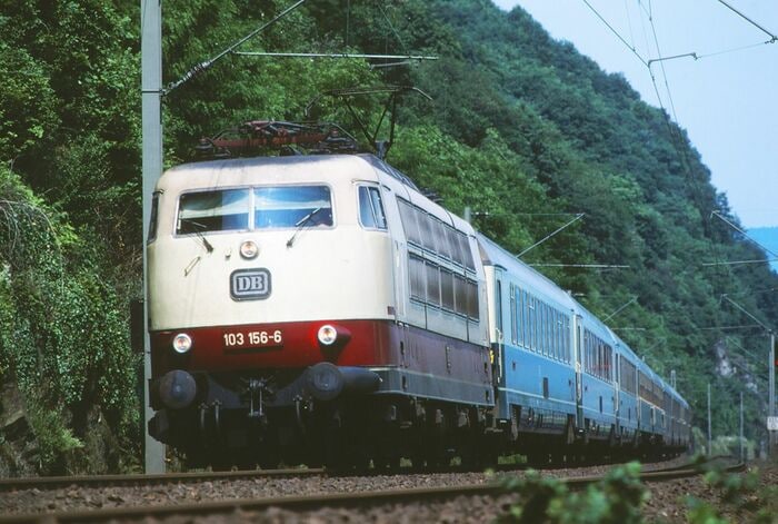 前面中央の赤ラインがない103形