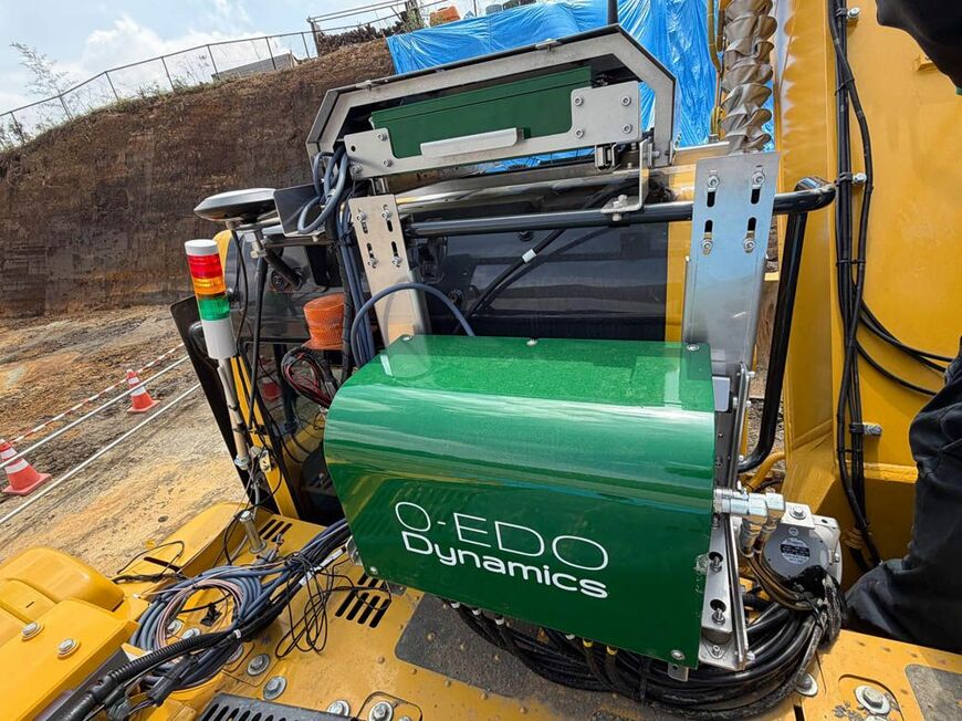油圧ショベルの背面に取り付けられたOEDO Dynamicsの後付け遠隔装置