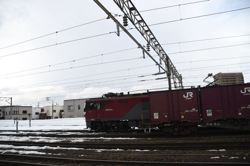 EH500形に牽引された3063列車がやってきた（記者撮影）