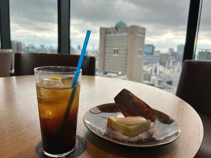駿河台キャンパス19階にはダイニングレストランが入っている。中大クラフトコーラとさつまいものチーズテリーヌのセットで1100円（写真：筆者撮影）