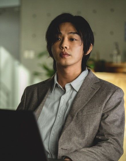 カルト宗教団体の議長チョン・ジンスを若手人気俳優のユ・アインが演じている。カメレオン俳優と言われるだけあって、この作品もハマリ役だ（画像：Netflix）