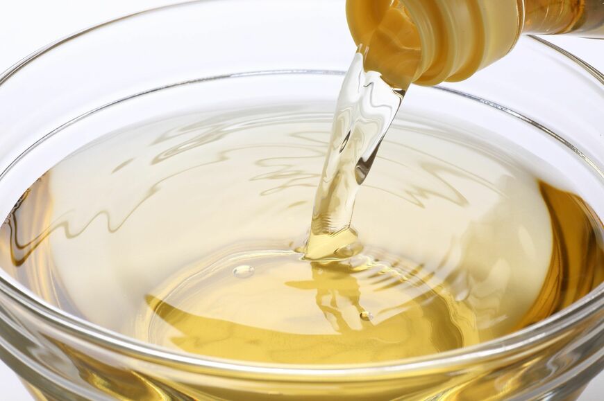 市場に多く出回っているのが「醸造酢」。簡単に言えば、原料は何でも、発酵させたら「醸造酢」になる（写真はイメージです、写真：taa／PIXTA）