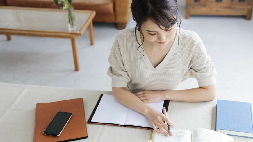 試験勉強攻略のコツは記憶の特性を知ることにあります（写真：asaya／PIXTA）