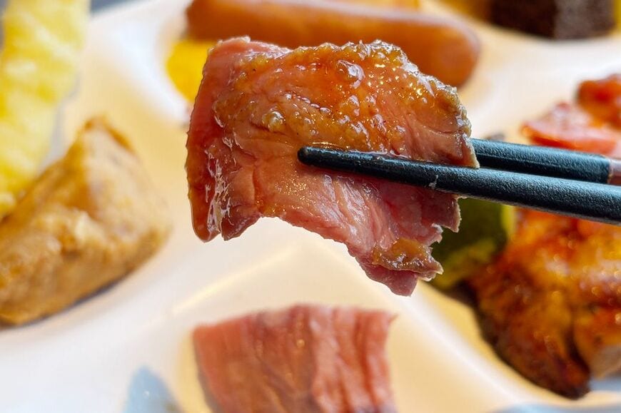 ローストビーフは一口サイズにカットしてあり食べやすい（筆者撮影） 