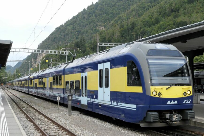 ベルナオーバーラント鉄道は15両編成でインターラーケンを出発（筆者撮影）