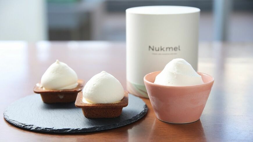 スイーツのヒットメーカー、長沼氏が手がけるCHEESE WONDER（左）とヌクメル。前者は“最高の素材”にこだわったチーズケーキ。後者は“ネット通販＋冷凍”という手法を活用し、焼き上がったばかりのおいしさを追求した。温め時間を調整することで、食感に違いが出る（撮影：今井康一）この記事の画像を見る(◯枚)