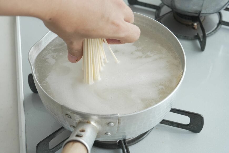 五島うどんをゆでる