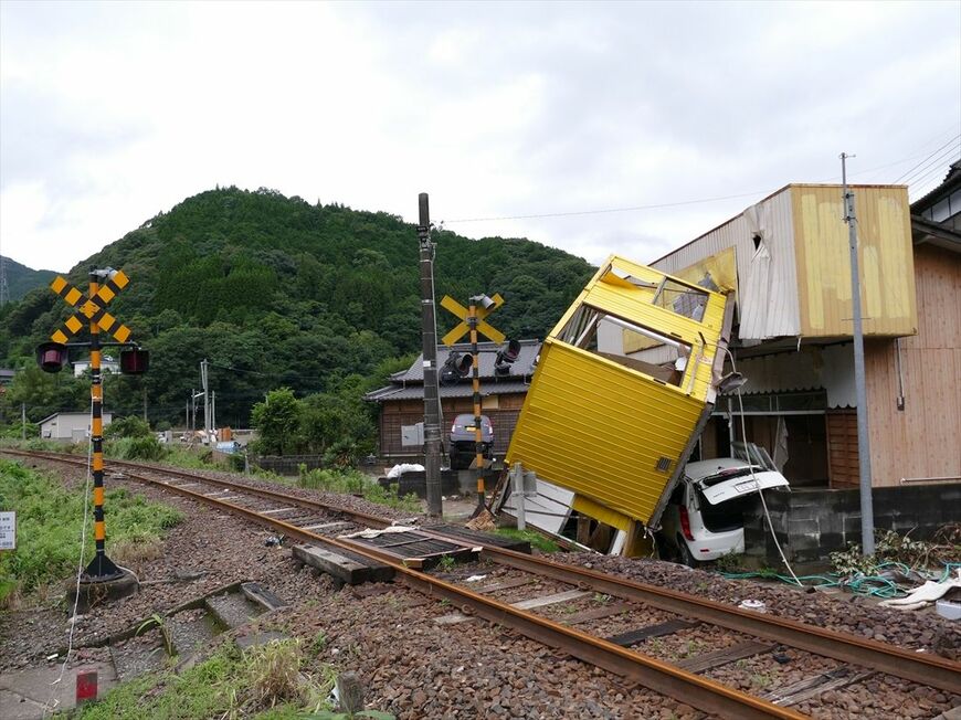豪雨で甚大な被害が出た被災直後の肥薩線踏切=2020年7月（編集部撮影）