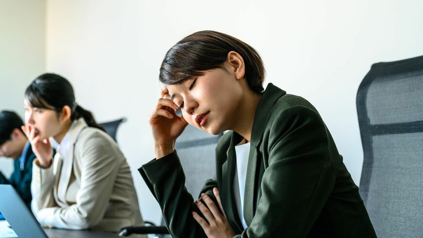 ついつい居眠り。会議はとりあえずすればいいというものではなく……（写真：Graphs／PIXTA）