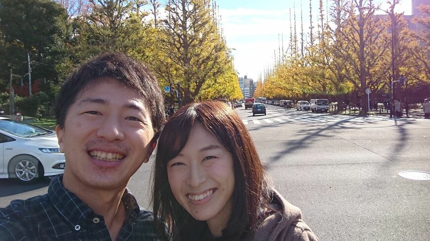 抗がん剤治療の後、明治神宮外苑のイチョウ並木を背景に自撮りする、こうめいさんとみどりさん（写真：田村建二『2冊のだいすきノート』（光文社刊）口絵より）