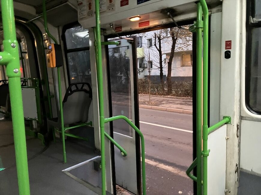 旧型路面電車はレトロ感はあるものの、バリアフリーの点で問題がある（筆者撮影）
