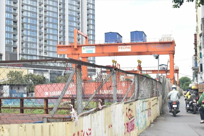 ハノイ3号線、工事中の地下区間。韓国企業が受注していることがわかる（筆者撮影）