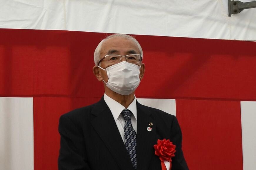 安全祈願式であいさつする中津川市の青山節児市長（記者撮影）