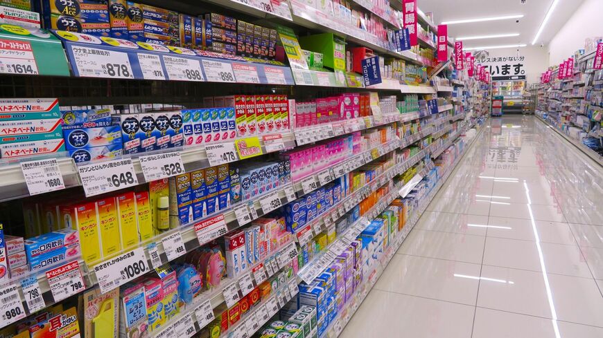 ドラッグストアで購入される商品の内訳をコロナ前の2019年6～8月と、2025年6～8月の期間で比較します（写真：月の砂漠／PIXTA）