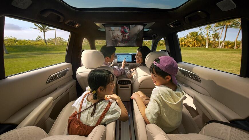 百度は深藍汽車と共同でスマートキャビン用のAIエージェントを開発した。写真は深藍汽車の高級SUV「深藍S09」の車内（同社ウェブサイトより）