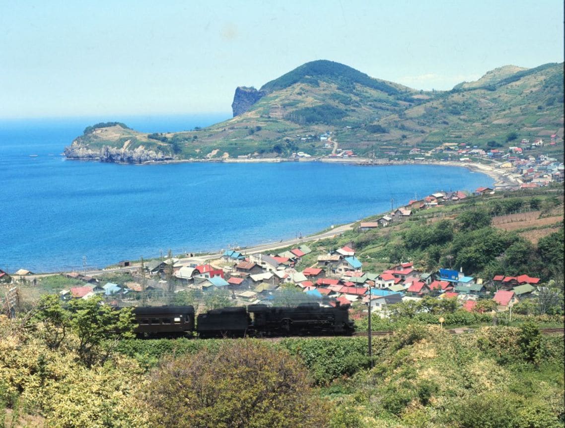 小樽付近で塩屋海岸をバックに走るD51牽引の客車列車