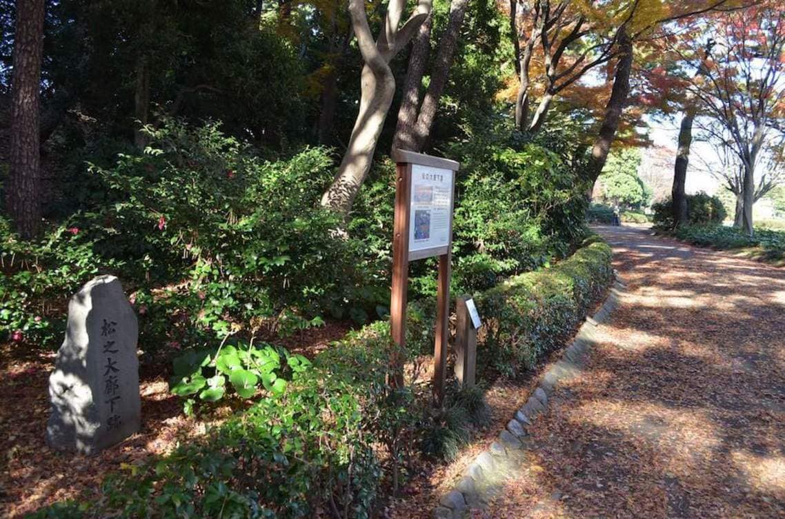 江戸城内の「松の廊下」跡。右奥に天守台がある。