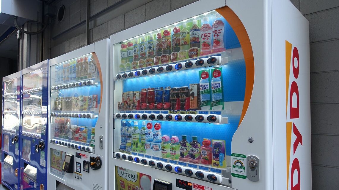 隣接して設置されているダイドーとアサヒの自販機
