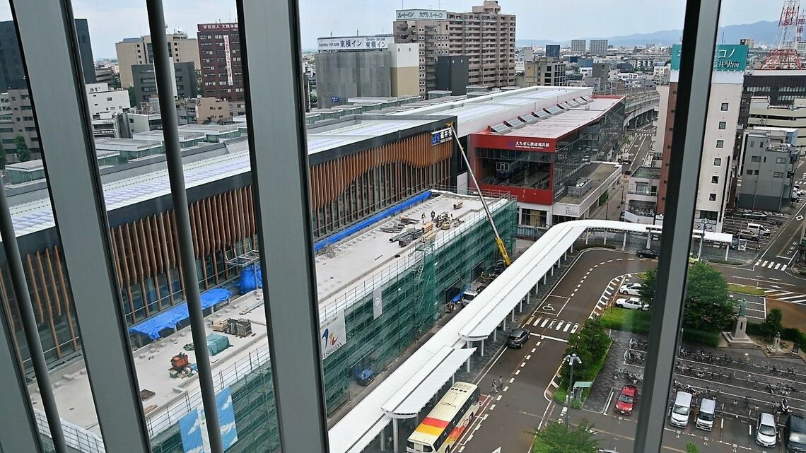 北陸新幹線福井駅に隣接して工事が進む福井市観光交流センター（中央、筆者撮影）