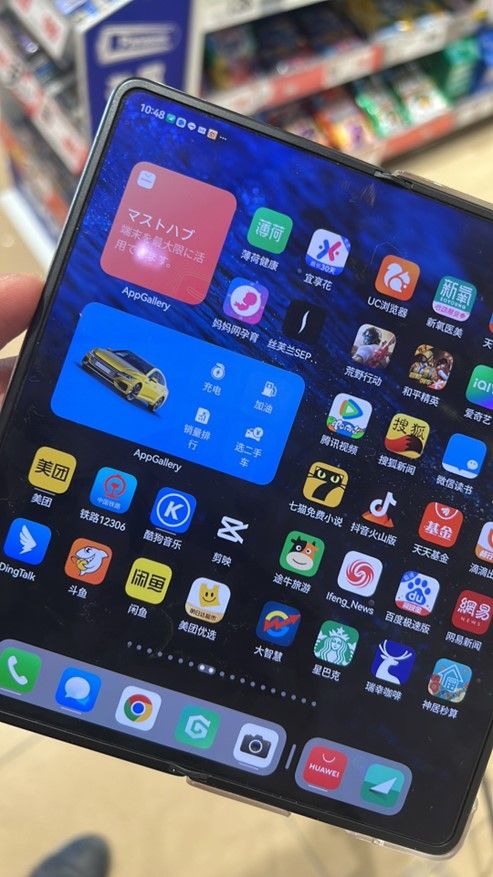 画面の「折り目」は全く気にならない。自動車とスマホを繋げると自分の運転のアナリティクスを確認できる（著者撮影）