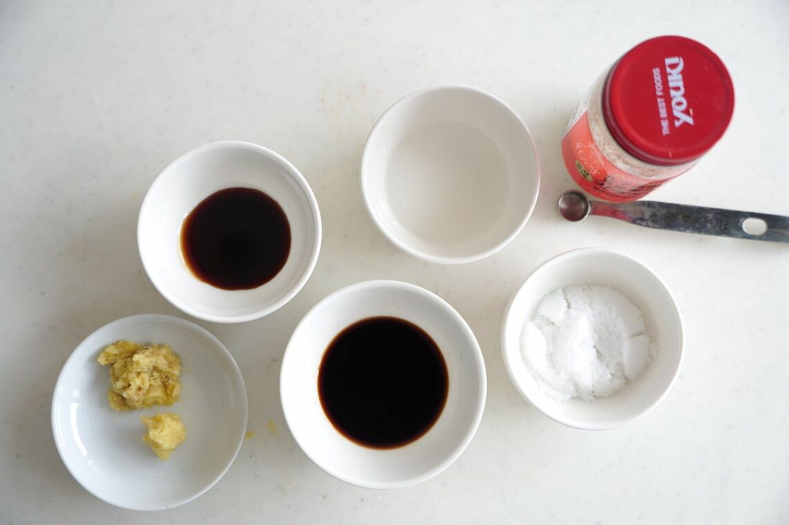 写真ではそれぞれ計量していますが、実際は一つのボウルに調味料を入れていくと洗い物が減ります