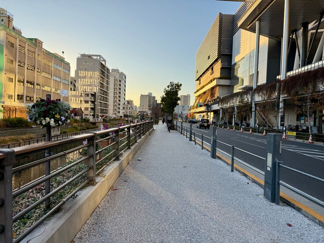 右が「東京ソラマチ」、左が北十間川の親水空間