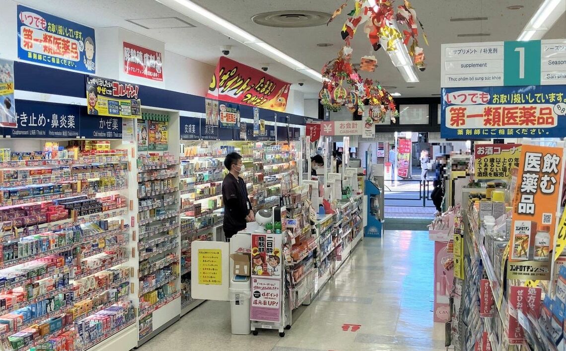 クスリの龍生堂薬局は1933年に現在の新宿区で創業。地域密着型のドラッグストアだ（記者撮影）