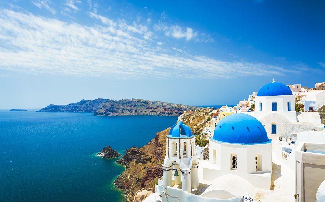 ギリシャの有名な観光地・サントリーニ（写真：iStock/spooh）