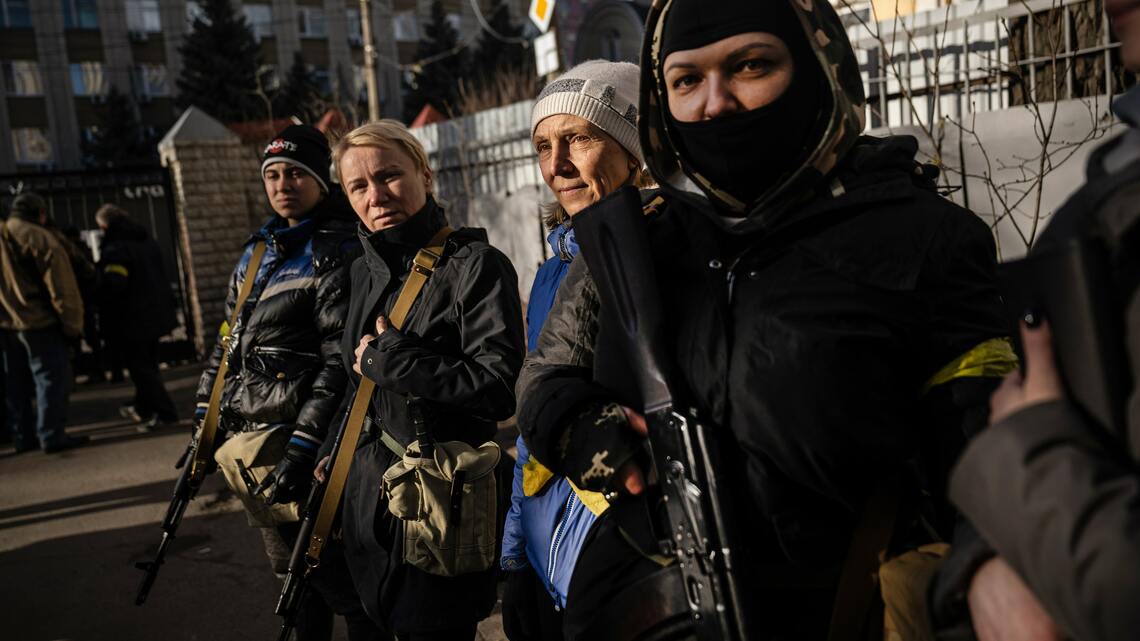 ロシア軍による侵攻に抵抗するために銃をとったウクライナの女性たち（写真：Lynsey Addario/The New York TimesThe New York Times）