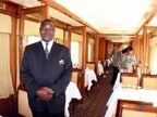 ダイニングカーでは食堂長がお出迎え
